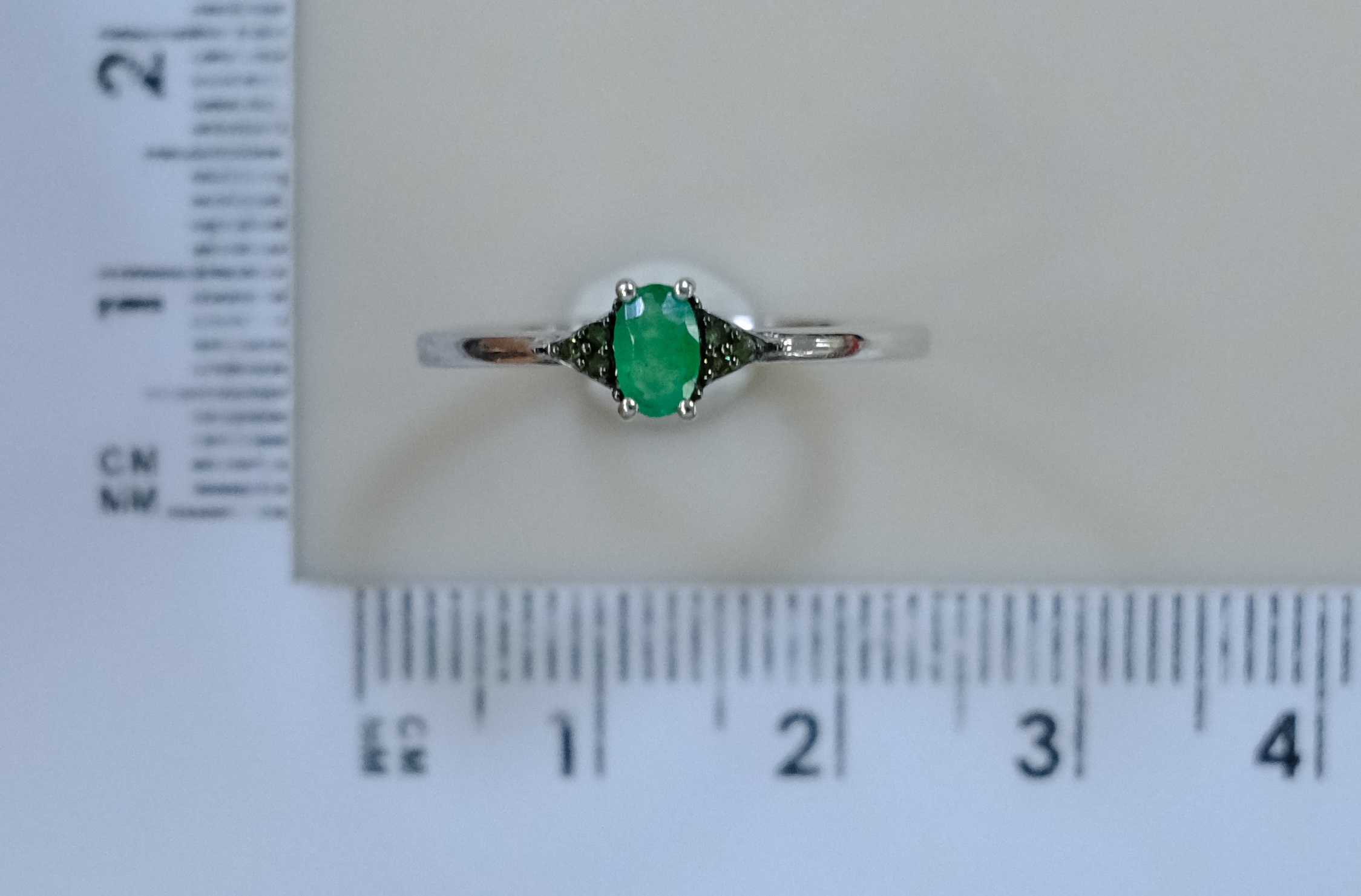 Серебряное кольцо с изумрудом